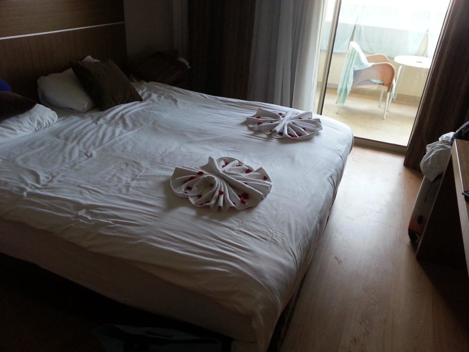 So werden unsere Betten dekoriert Sunis Kumköy Beach Resort Hotel & Spa