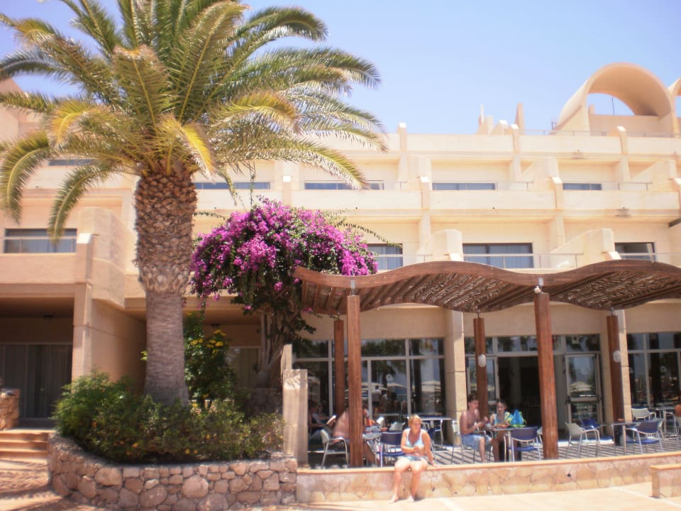 Widok od drugiej strony hotelu - od basenu SBH Hotel Taro Beach