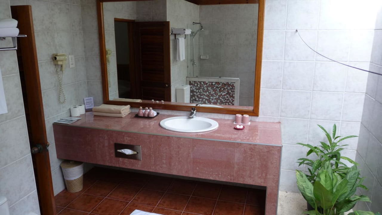 Bad im Standardbungalow NH Collection Maldives Reethi Resort