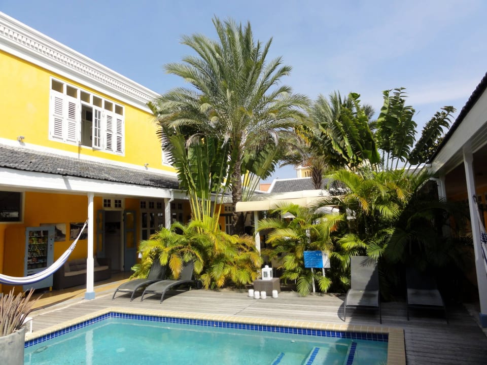 Blick in den Garten mit Pool und Relax-Zone Hotel 't Klooster