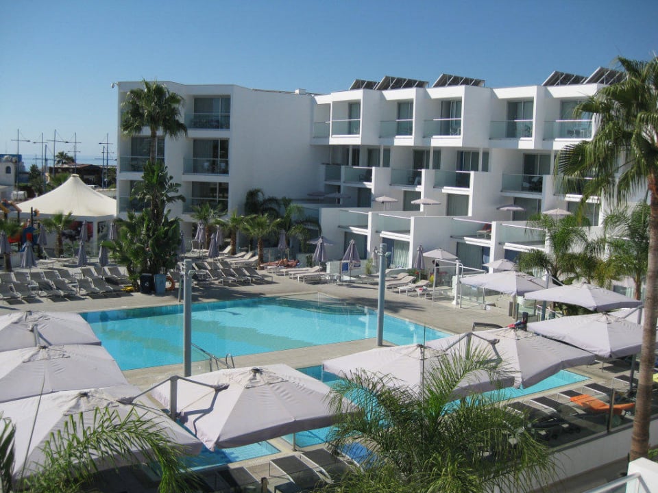 Blick vom Balkon über den Pool Limanaki Beach Hotel