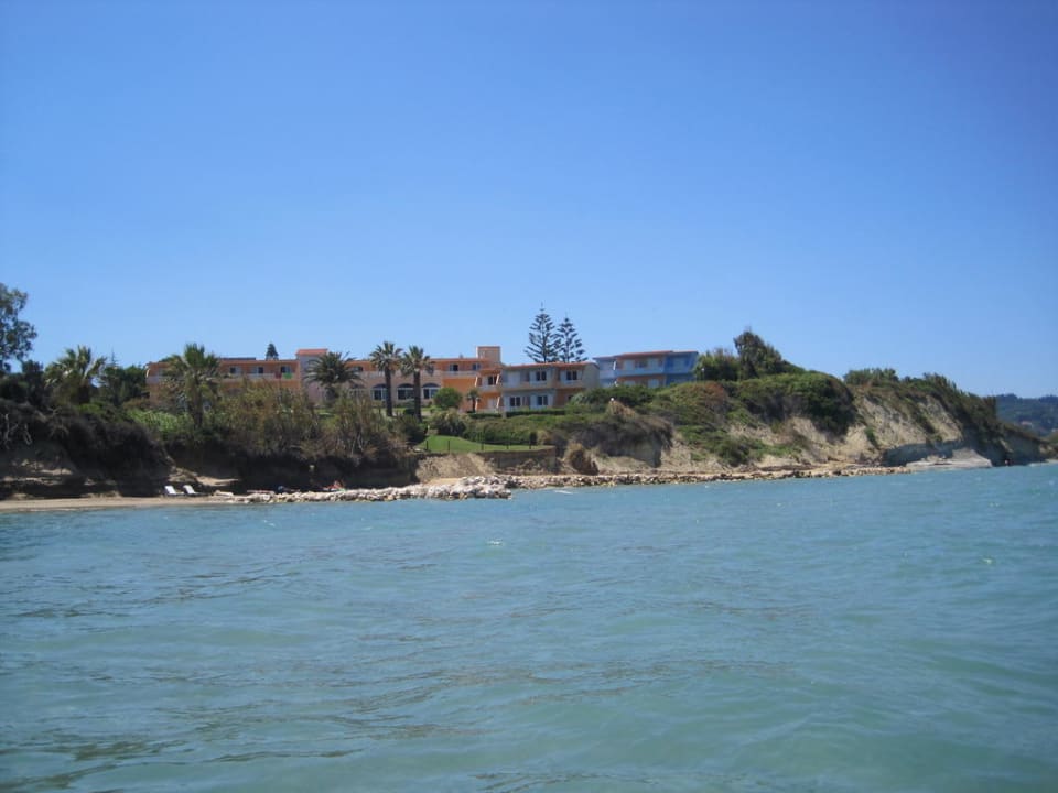 Blick vom Meer auf die Anlage Ibiscus Hotel Corfu