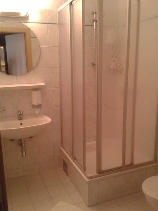 Badezimmer mit Toilette 1A Landhotel Schicklberg