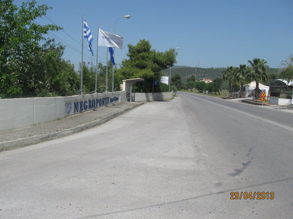 Gefährliche Kurve – Eingang zum NEGRO-ponte Hotel Hotel Negroponte Resort Eretria
