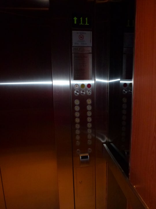 Fahrstuhl kann man nur mit Karte bedienen Hotel Courtyard By Marriott Bangkok