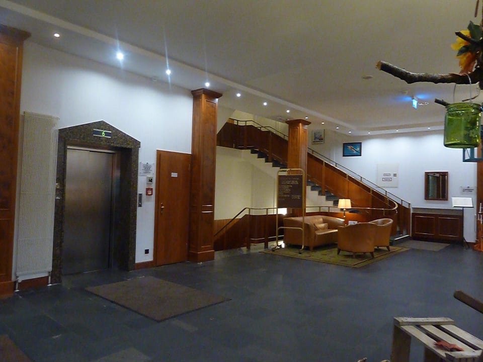 Lift und Treppe in der Lobby Best Western Ahorn Hotel Oberwiesenthal - Adults only