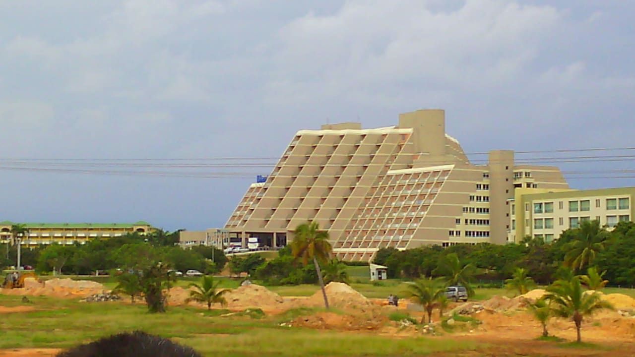 Blick aufs Hotel vom Touri-Bus Blau varadero - Adults only