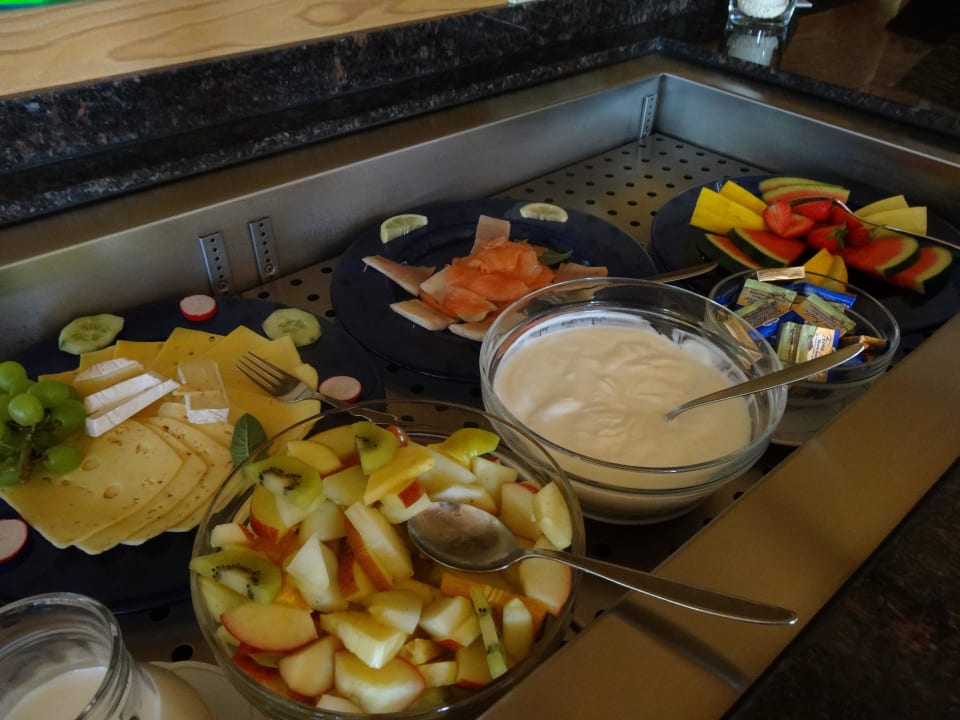 Frühstücksbüffet nicht gerade üppig Gästehaus Karpfen