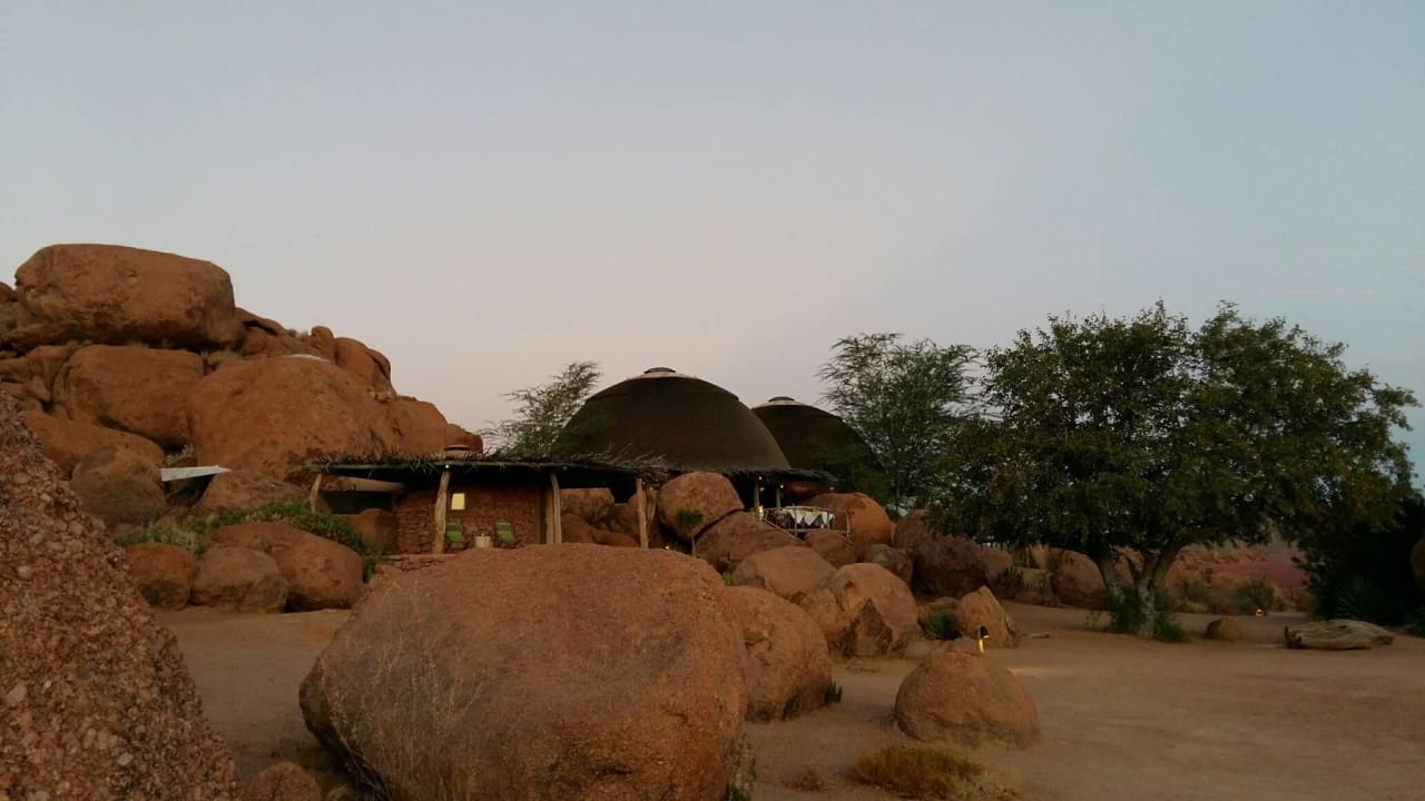 Blick von der Anlage auf ein Zimmer & Restaurant Camp Kipwe