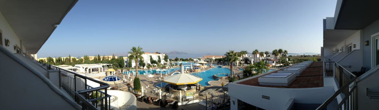 Ausblick auf Poolanlage vom Balkon Atlantica Marmari Palace