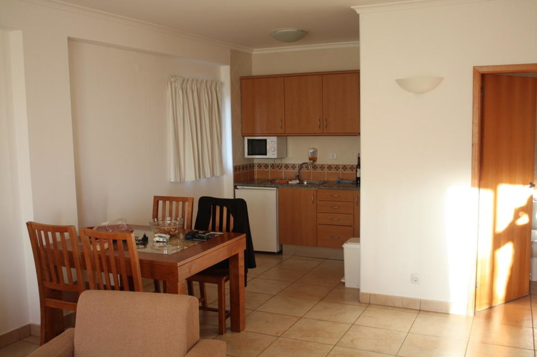 Wohnzimmer mit Eßecke und Küche Hotel Clube Porto Mos