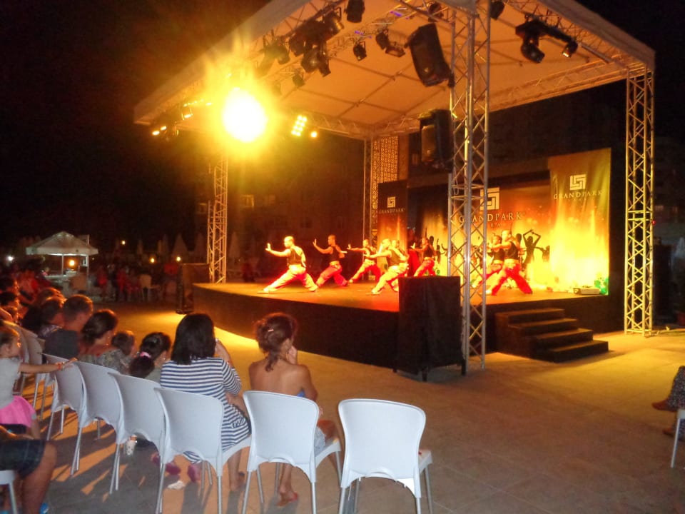 Show am Abend Grand Park Lara Hotel