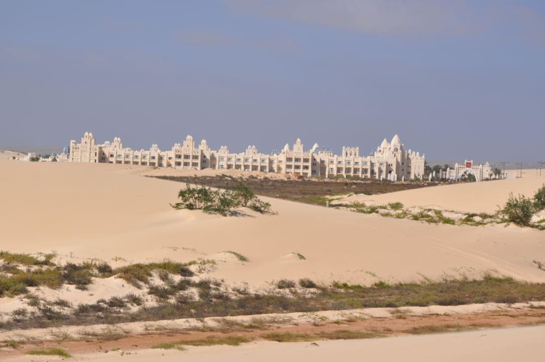 Blick vom Strand zum Hotel Hotel Riu Karamboa