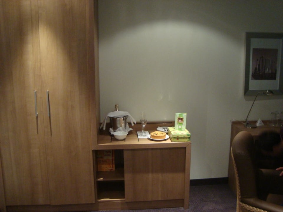 Schrank mit Minibar ACHAT Hotel München Süd