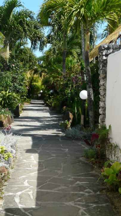 Weg zwischen den Bungalows Crown Beach Resort - Adults only