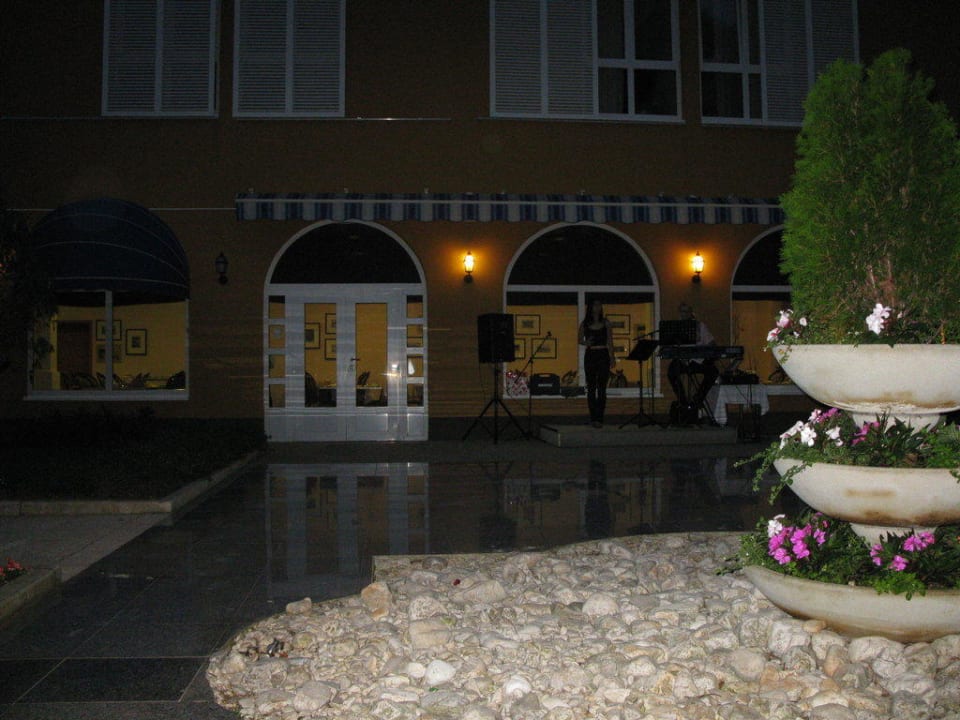 Abendunterhaltung im Innenhof Valamar Sanfior Hotel & Casa