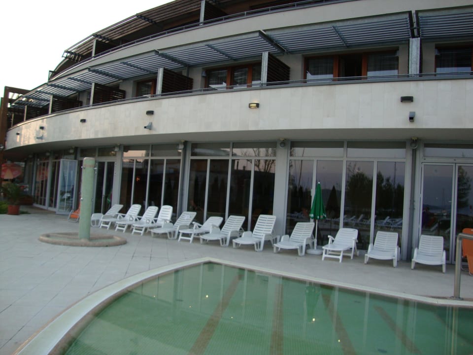 Poolanlage außen mit Liegen Hotel Golden Lake Resort