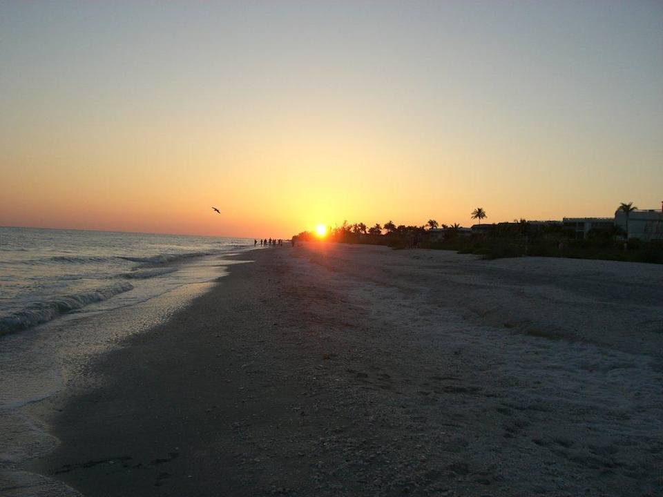 Blick den Strand entlang am Abend Hotel West Wind Inn