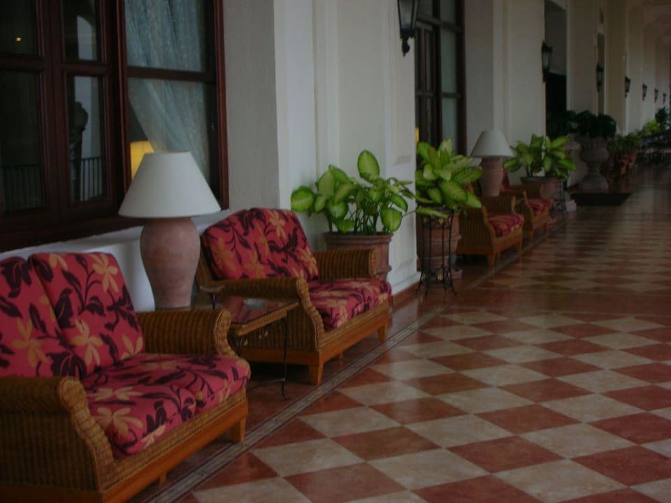 Außengang mit Sitzecken Hotel Riu Palace Aruba