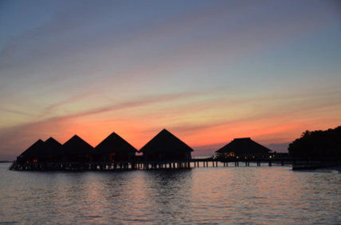 Wasservillen im Sonnenaufgang Adaaran Select Meedhupparu Island Resort - Premium All Inclusive