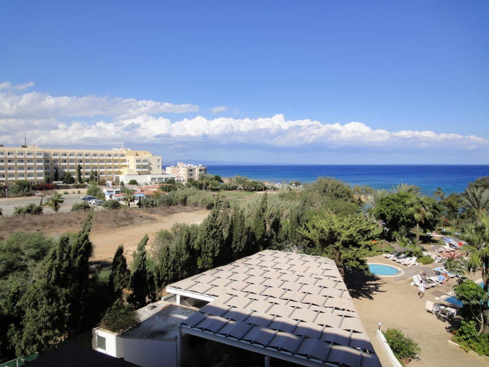Blick vom Balkon nach links Crystal Springs Beach Hotel