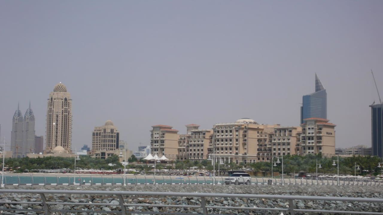 Blick auf das Hotel The Westin Dubai Mina Seyahi Beach Resort & Marina