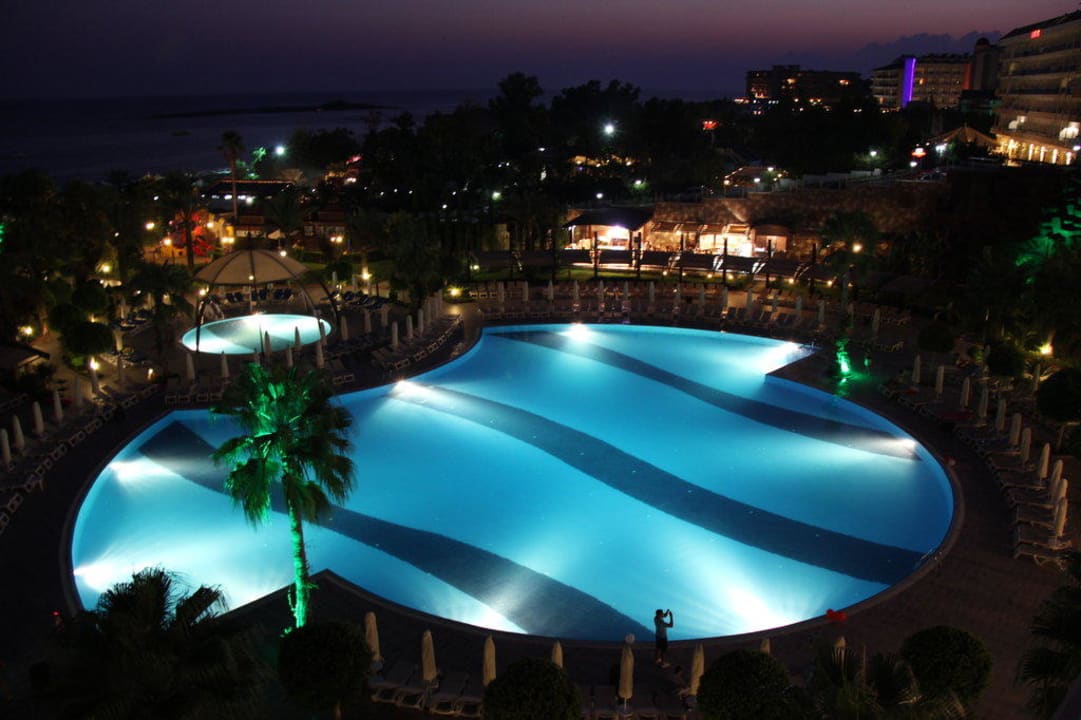 Pool bei Nacht Saphir Resort & Spa