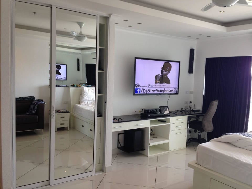 Schrank und TV Hotel Vtsix Condo Service at View Talay Condo Pattaya