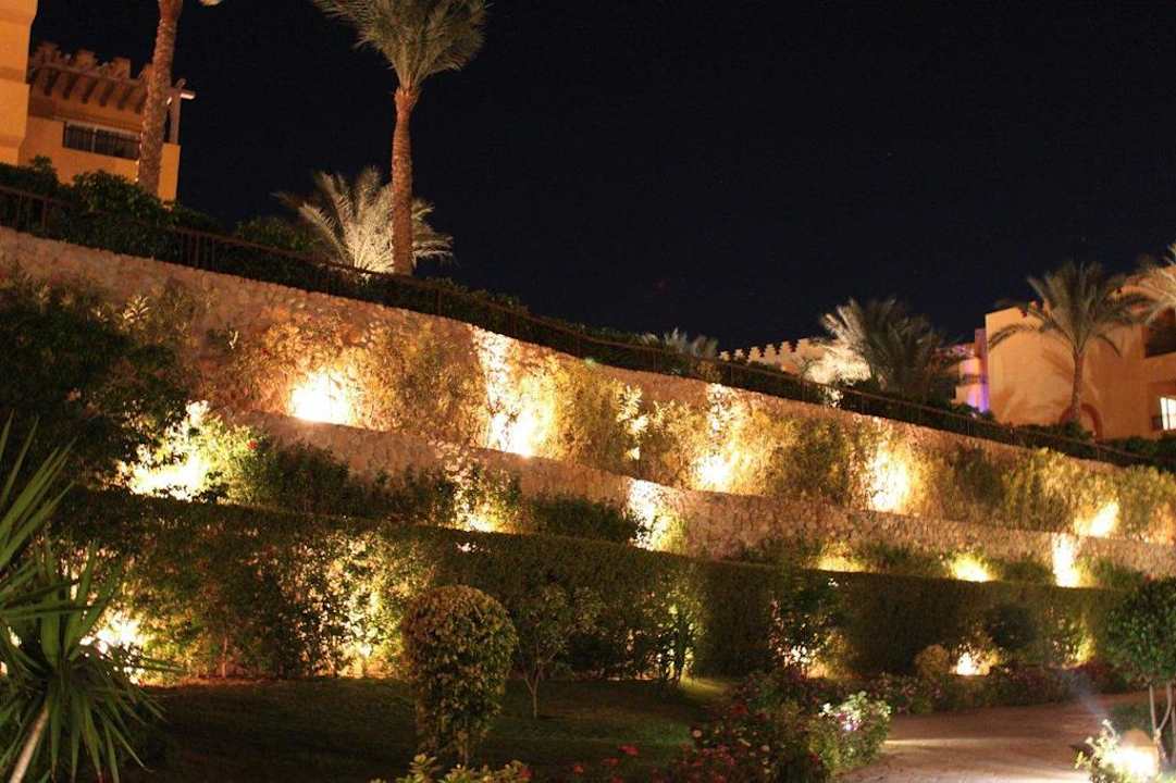 Ogród nocą Rehana Royal Beach Resort Aqua Park & Spa