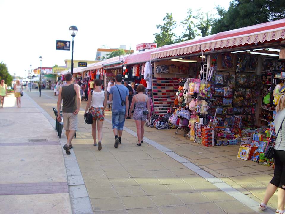 Straße vor dem Hotel DAS Club Hotel Sunny Beach