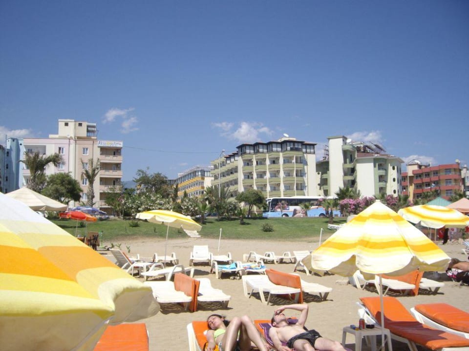 Monte Carlo  Strand  2.Reihe ockerfarbene Balkon Monte Carlo Hotel