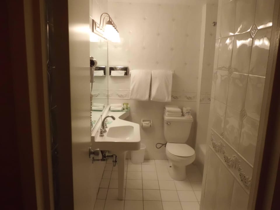 Bad, alles etwas tiefer gelegen irgendwie... The Skyline Hotel New York