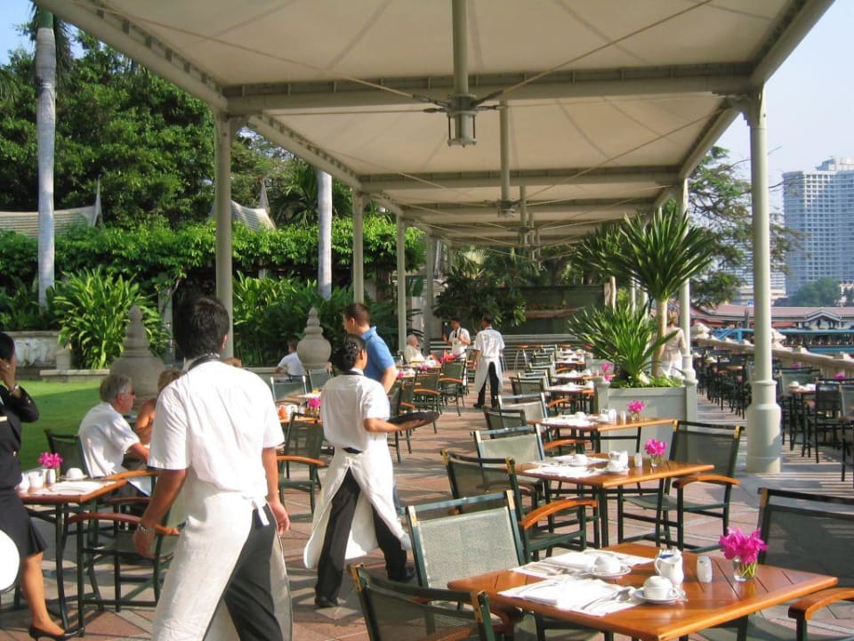frühstücksterrasse mit flussblick Hotel The Peninsula Bangkok
