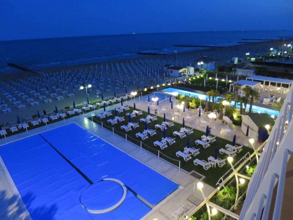 Blick vom Balkon auf den Pool und Strand Hotel Le Soleil