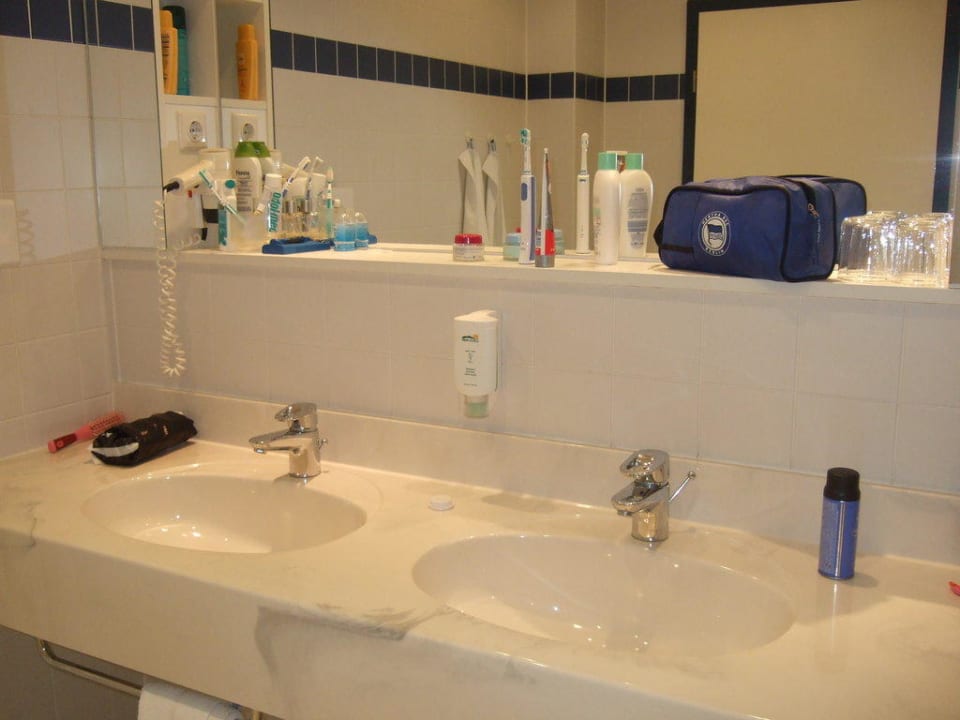 Sehr geräumiges Badezimmer AHORN Panorama Hotel Oberhof