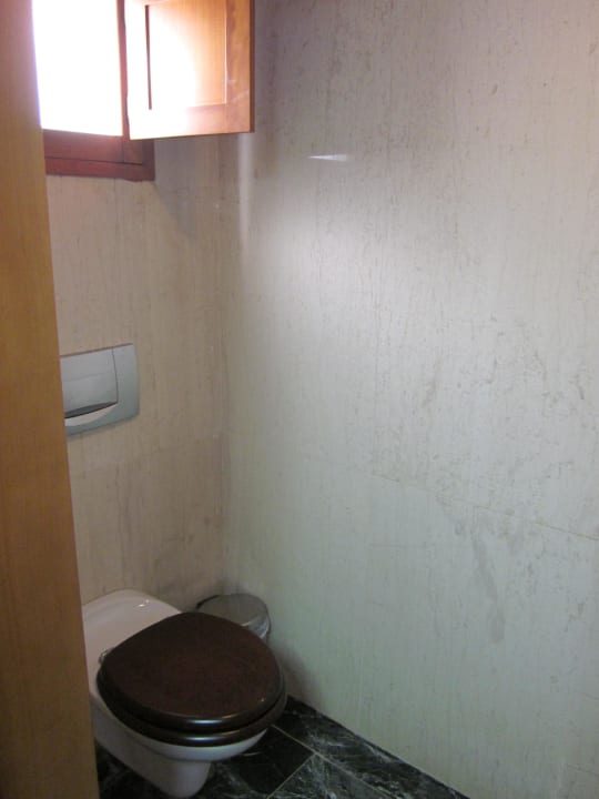 Toilette neben der Dusche Elounda Bay Palace Hotel