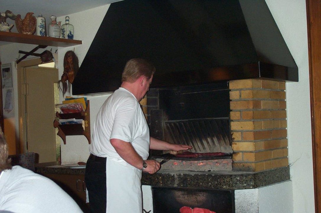 Der Chef beim abendlichen Grillen Hotel Adler-Central