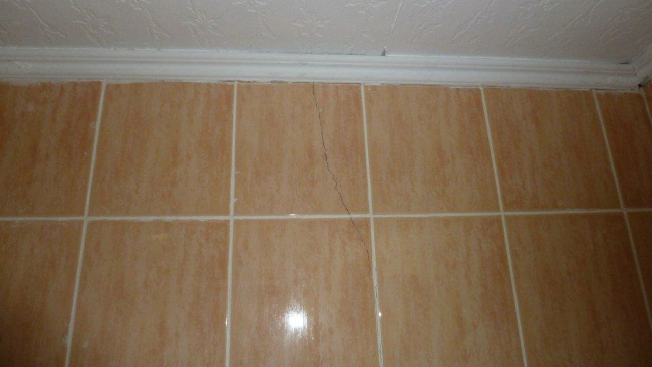 Risse in der Badwand Eri Maldives