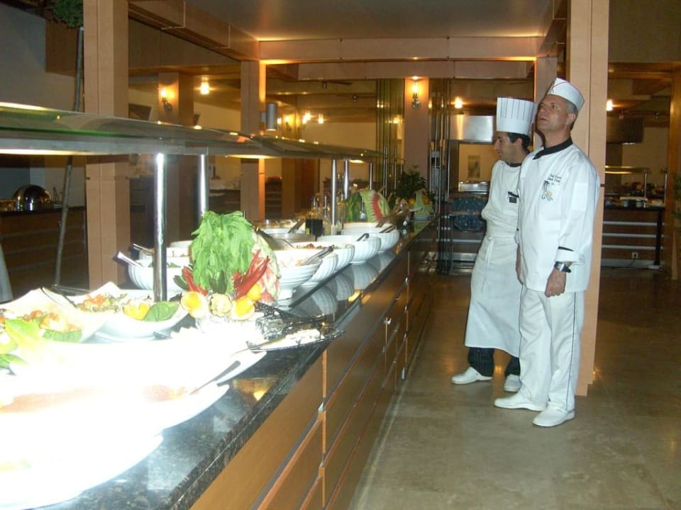 Die Chefköche beim Betrachten des Buffets Doubletree by Hilton Bodrum Isil Club All-Inclusive Resort