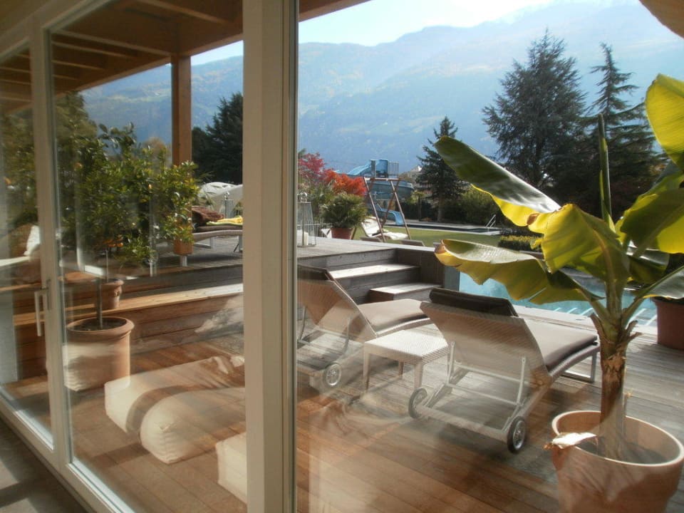 Ausblick in den Garten vom Ruhebereich Feldhof DolceVita Resort