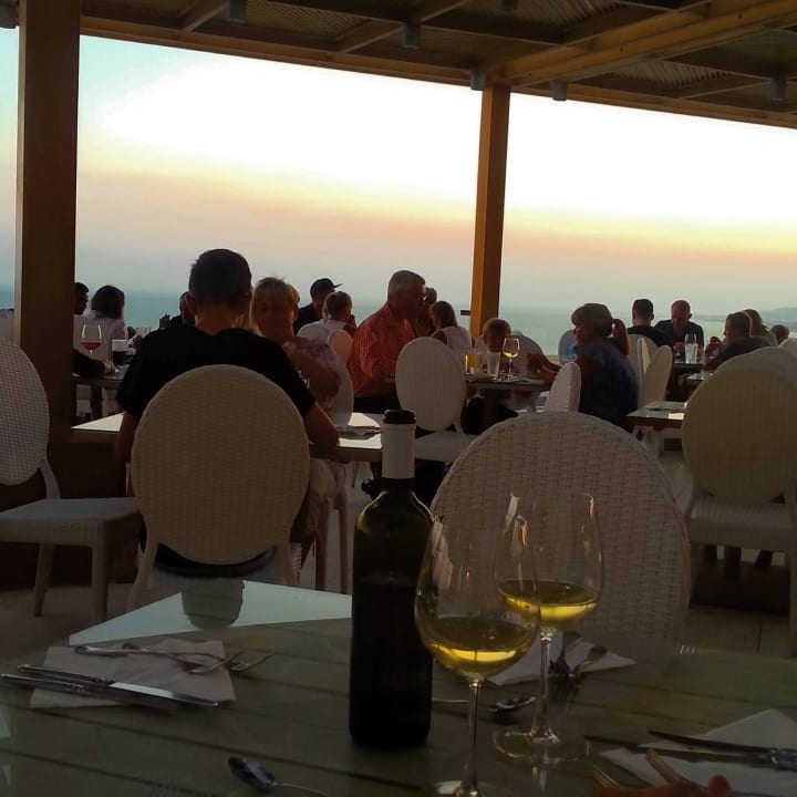 Terrasse Hauptrestaurant abends Mitsis Selection Blue Domes