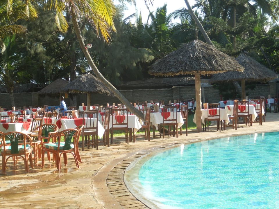 Barbecue am Pool Neptune Palm Beach Boutique Resort & Spa