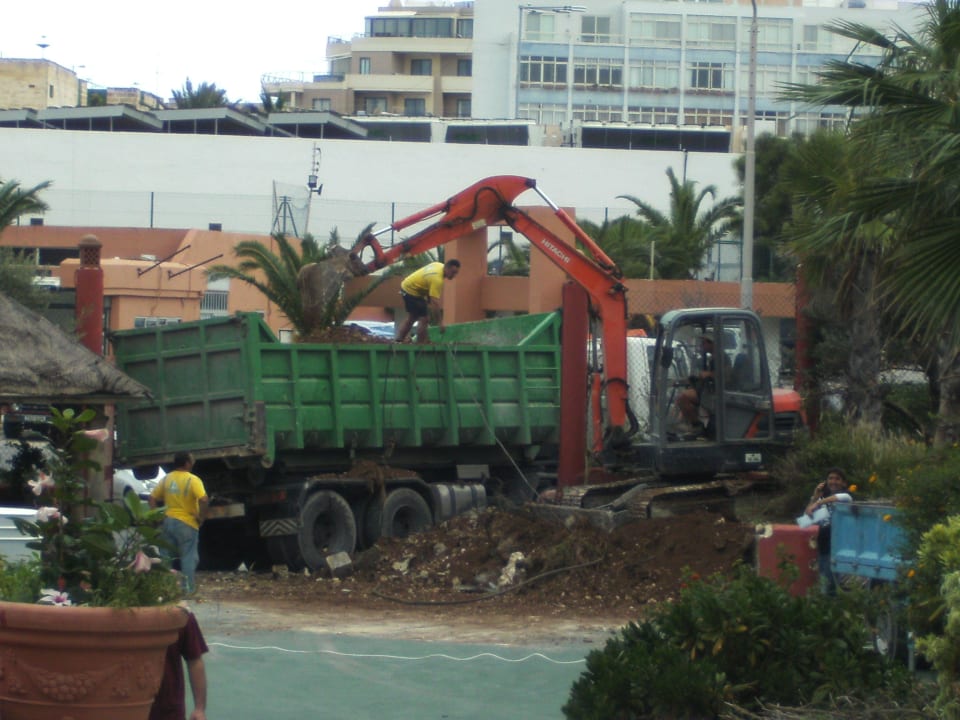 Hinter Pool db San Antonio Hotel + Spa