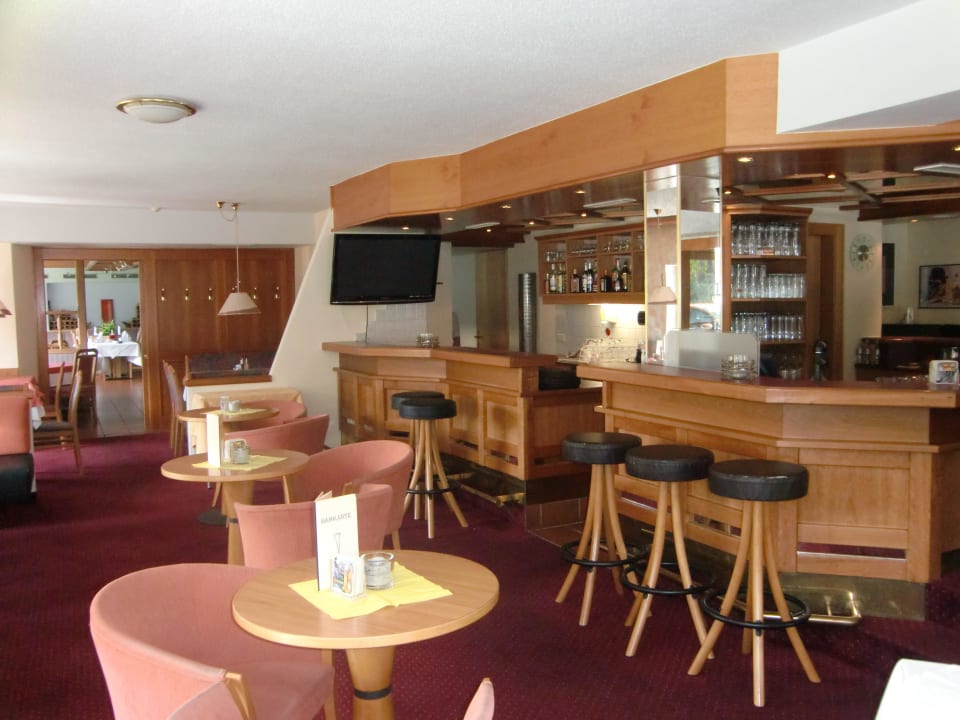 Bar frisch gestrichen 05/14 Hotel Alpenfriede
