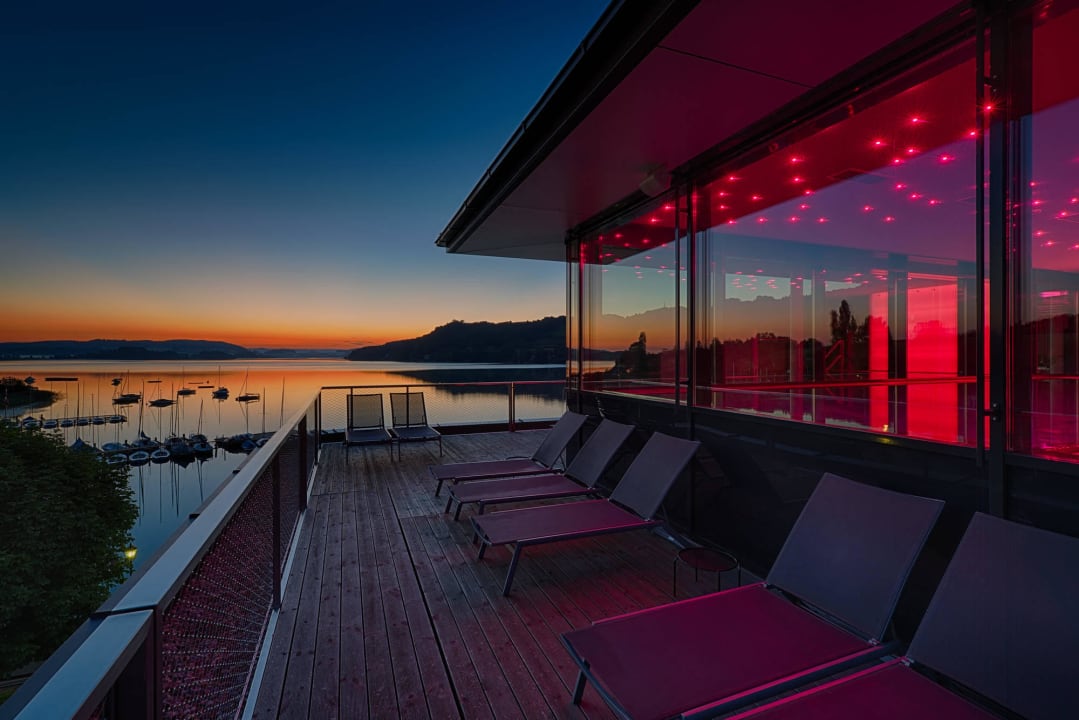 Vom Wellnessbereich bei Sonnenaufang. Romantik pur Seeside Hotel Seewirt Mattsee