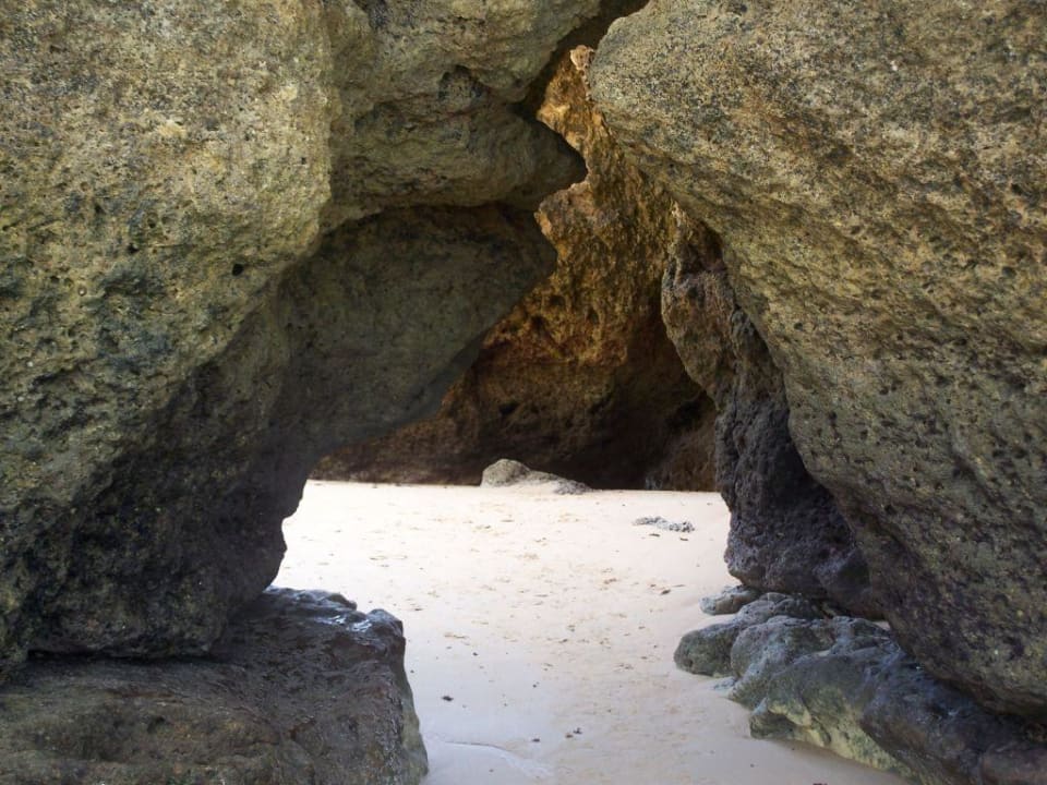 Felsformationen direkt am Strand Monica Isabel Beach Club