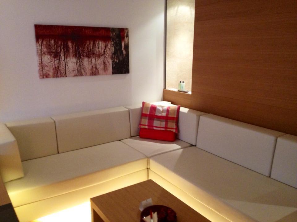 Couch und Fenster zum Bad Tauern SPA Zell am See-Kaprun