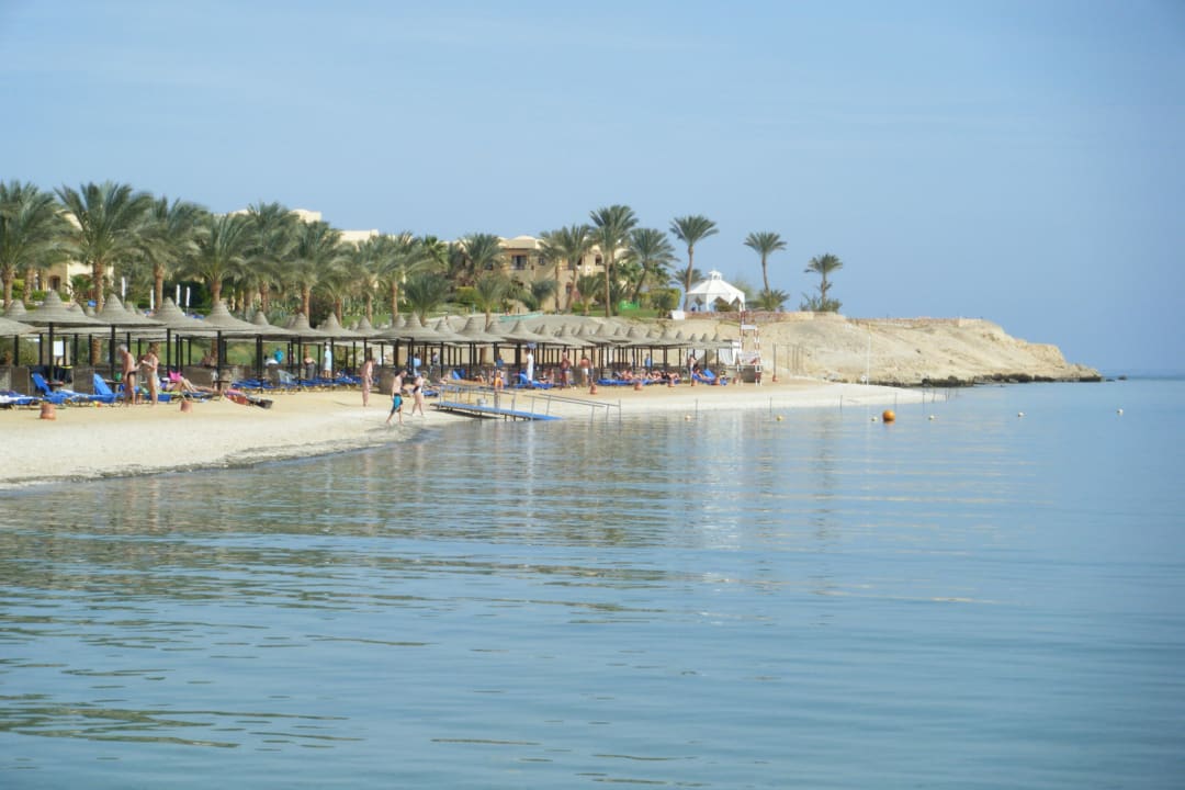 Blick auf das Hotel von der Bucht aus Steigenberger Coraya Beach - Adults only