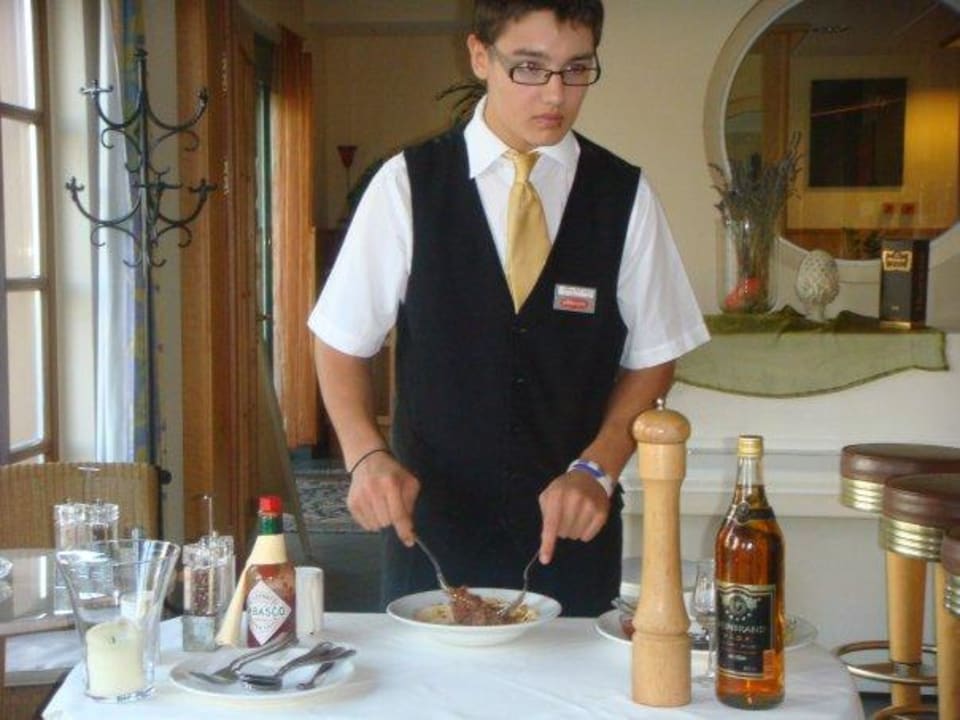 Jeffrey Krones beim Marinieren SIMON - das Vitalhotel