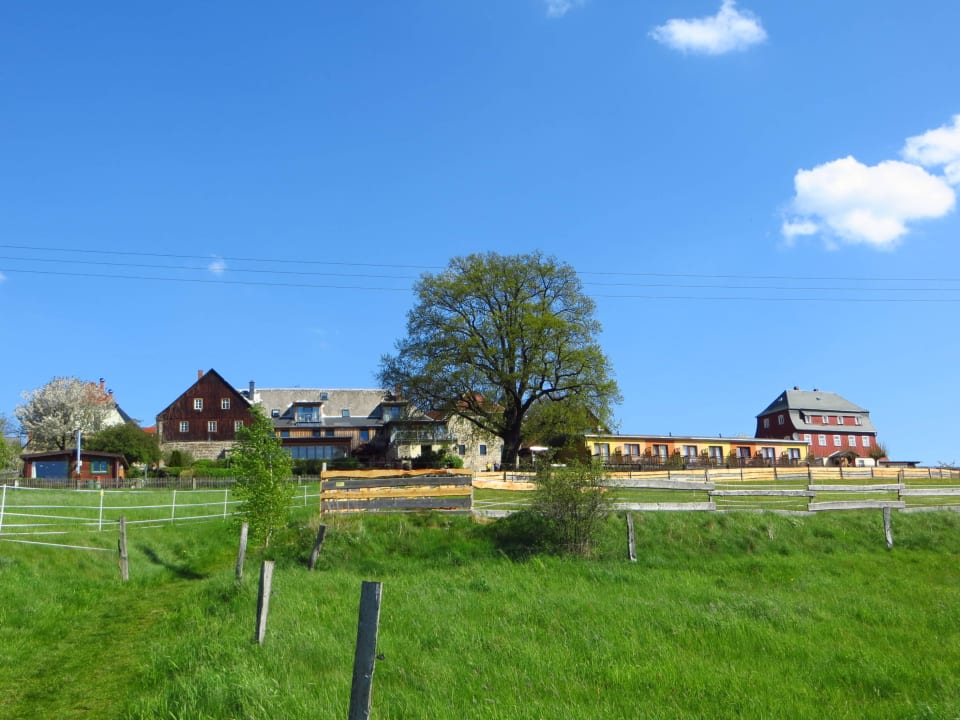 Blick von der Wiese Hotel Berghof Lichtenhain